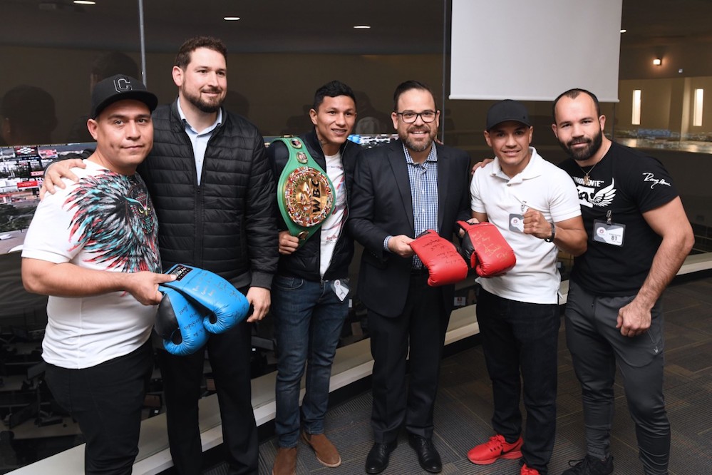 Se suman boxeadores a programas de reinserción social, donan uniformes