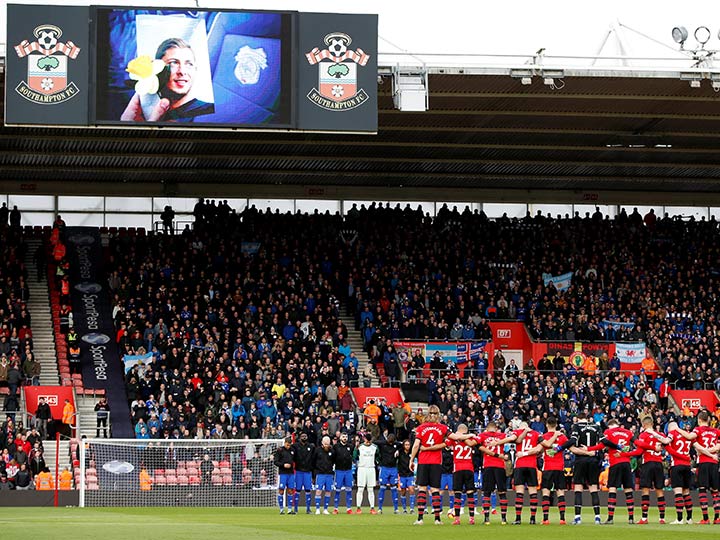 Detienen a aficionados por burlarse de Emiliano Sala