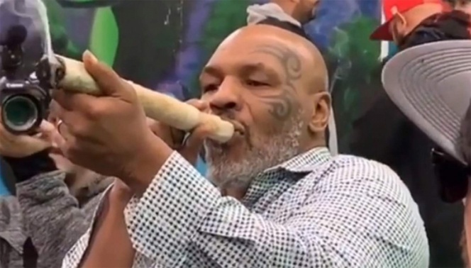 Mike Tyson fuma megachurro de mariguana