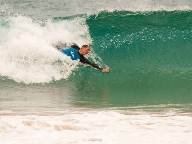 Un tiburón muerde en la cabeza a surfista