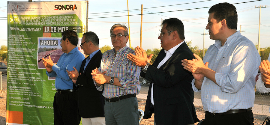 Entrega secretario de Economía obra de pavimentación en Calle 300