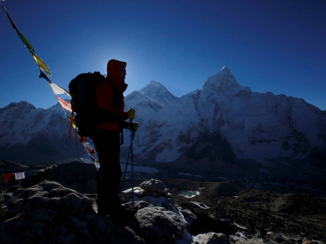 Atasco en el Everest; más de 200 alpinistas hacen cima