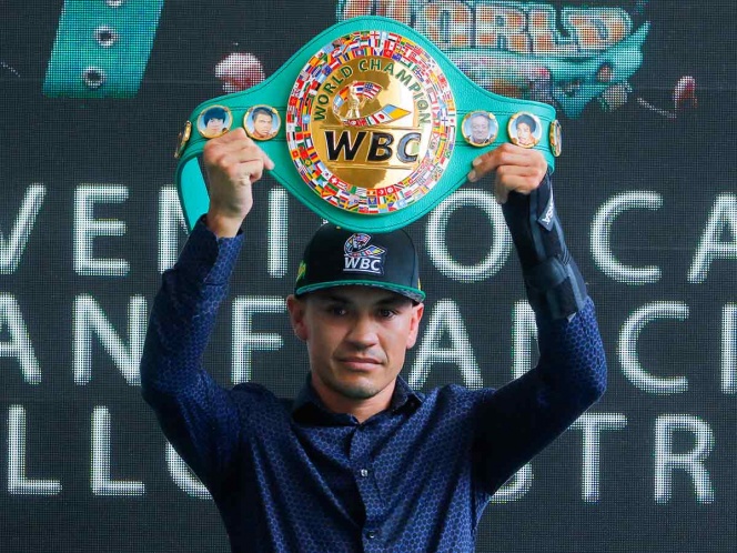 ‘Gallo’ Estrada recibe título supermosca en ceremonia