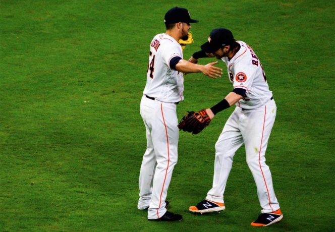 Josh Reddick le hace un gran favor a Roberto Osuna