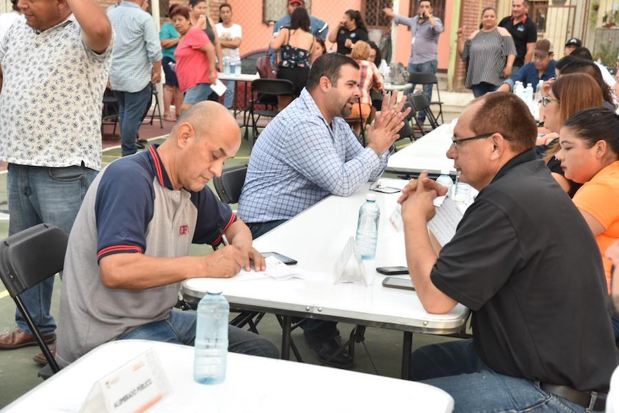Vecinos de la colonia Las Villas reconocen el trabajo de funcionarios municipales