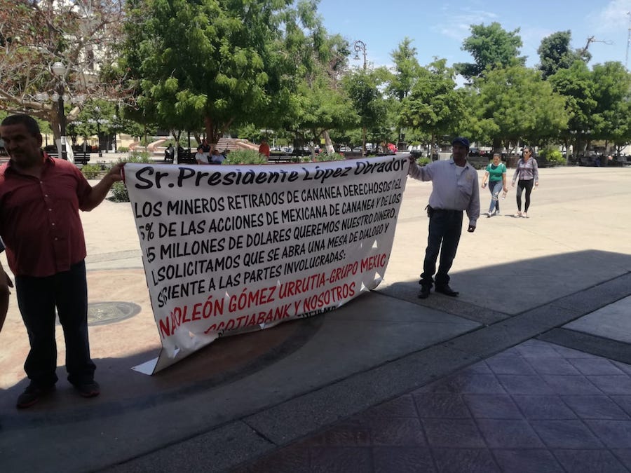 Siguen manifestaciones en contra de Napoleón Gomez Urrutia