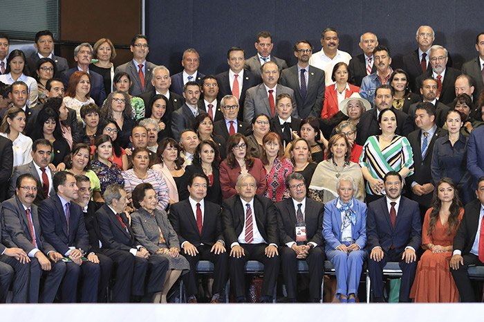AMLO pide a legisladores de Morena no desviar recursos