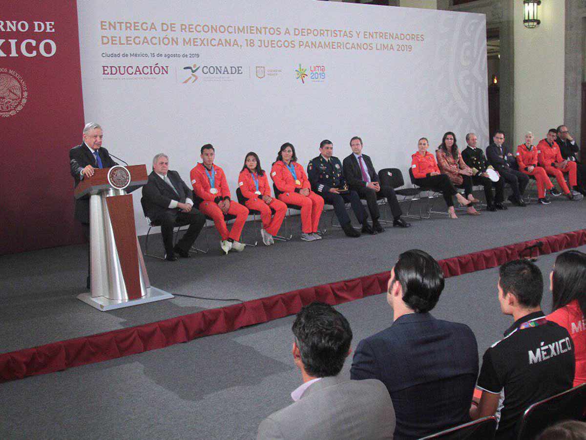 No queremos colgarnos medallas, mérito es de atletas: López Obrador