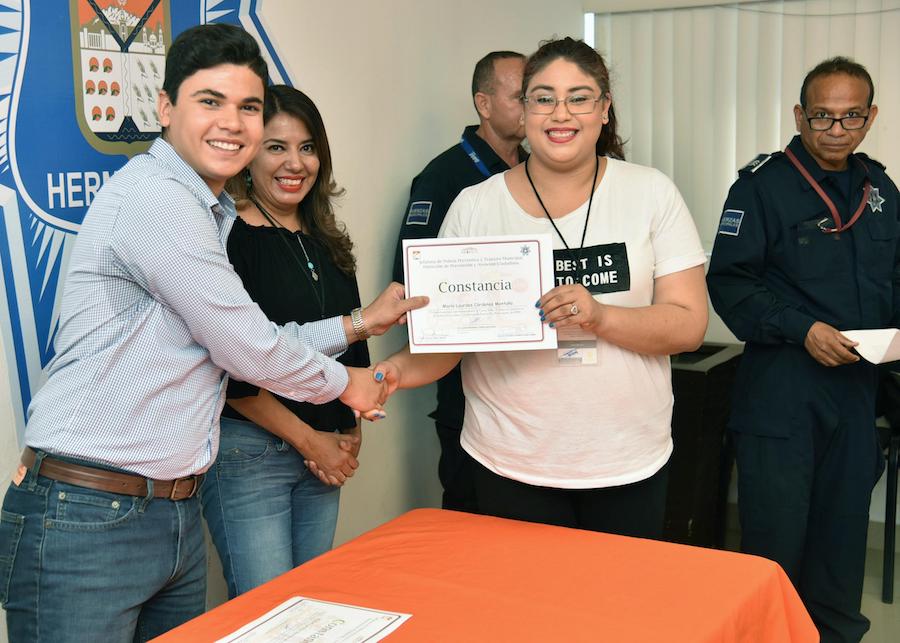 Imparte DARE taller a becarios de programa federal
