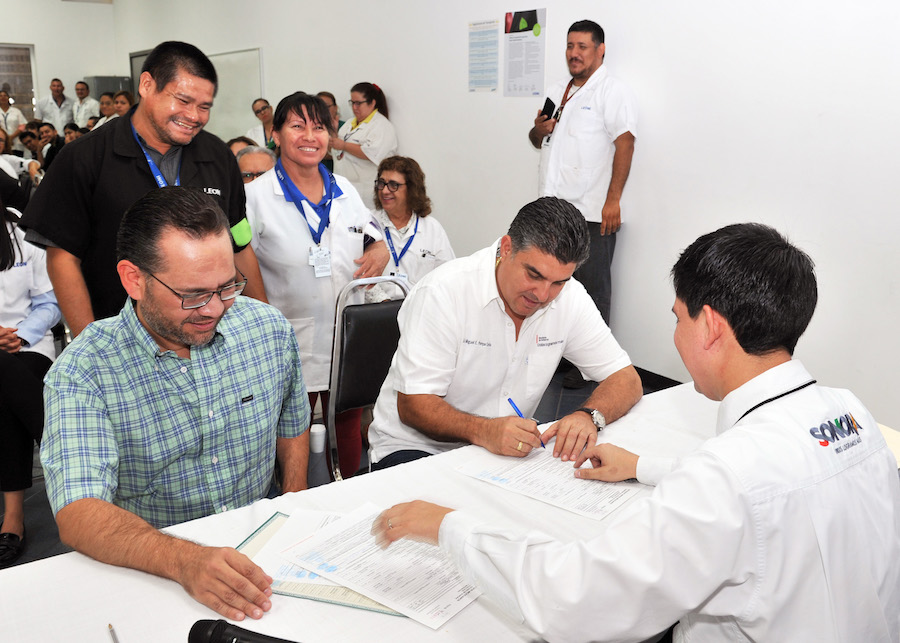 Lleva Secretario de Gobierno servicios a trabajadores de Leoni