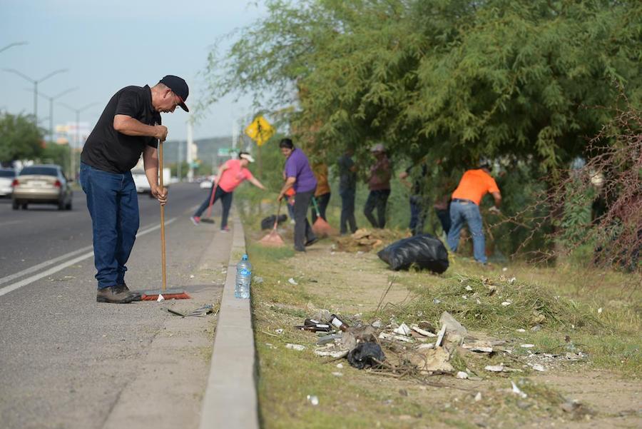Dan mantenimiento a camellones del bulevar Progreso