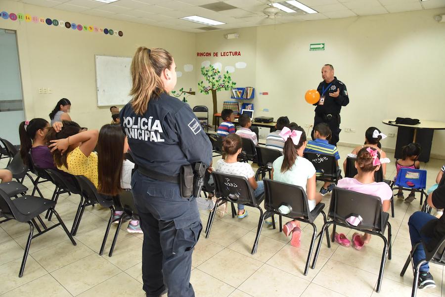 Ofrece DARE plática en Unacari Ofrece DARE plática en Unacari