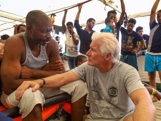 Richard Gere visita a migrantes y les lleva víveres