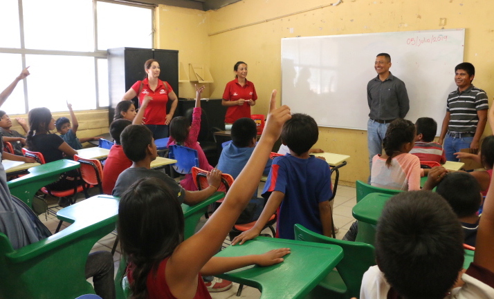 Aprenden a leer y escribir niños Triquis y Mixtecos con ayuda del Voluntariado del Isssteson