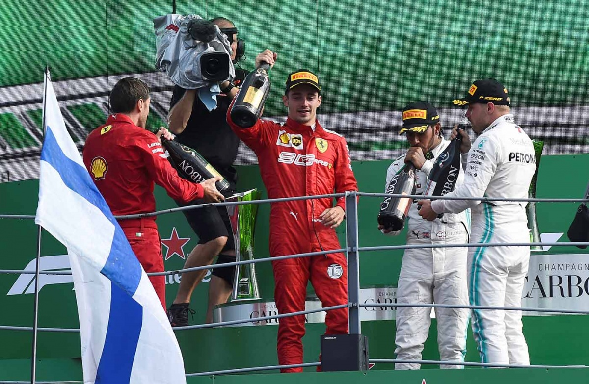 Leclerc logra segunda victoria al hilo; Checo es séptimo
