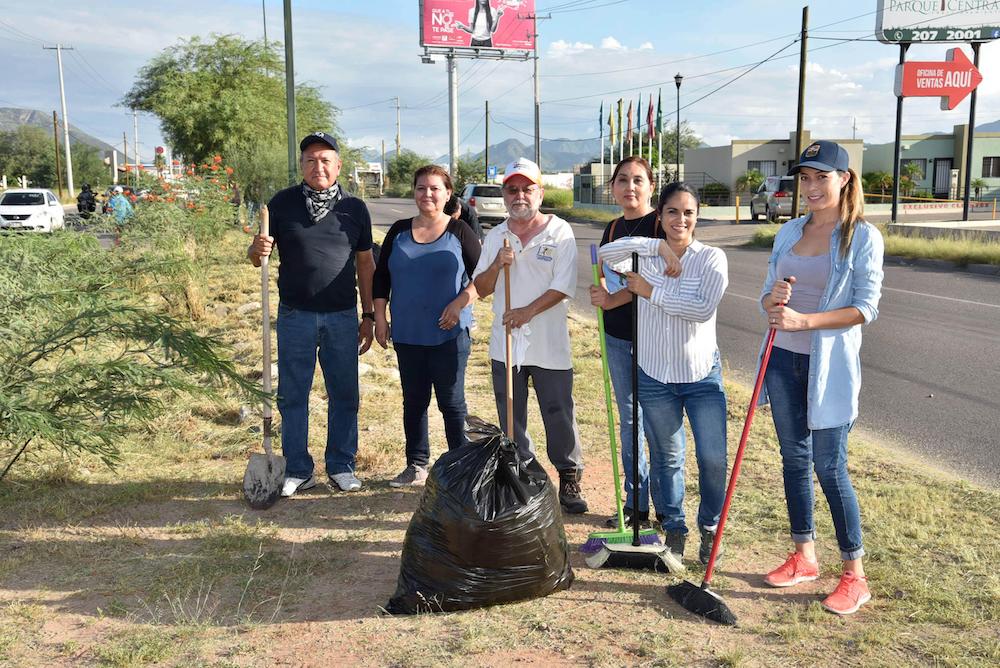 Apoyan vecinos y servidores públicos con limpieza del bulevar Quiroga