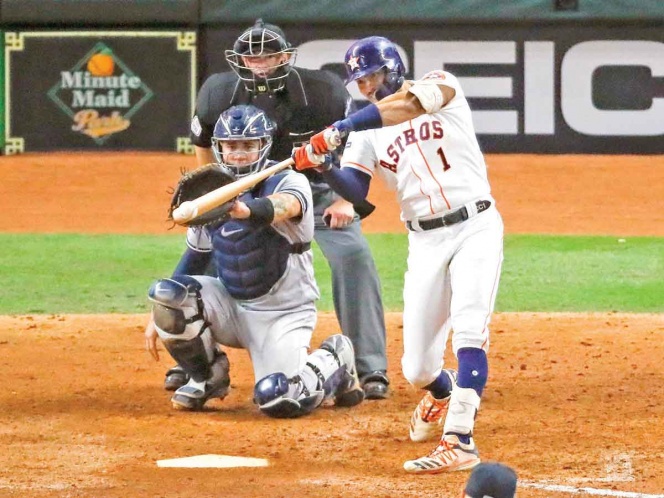 Astros lo empareja; Carlos Correa lo define con jonrón