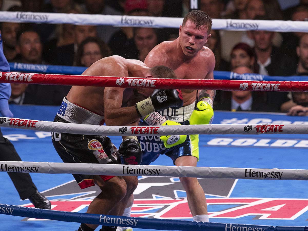 ‘Canelo’ hace historia; noquea a Kovalev