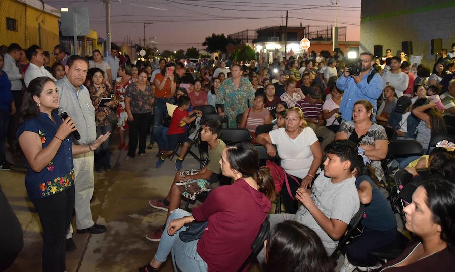 Dialoga alcaldesa Celida López con vecinos de la colonia Solidaridad