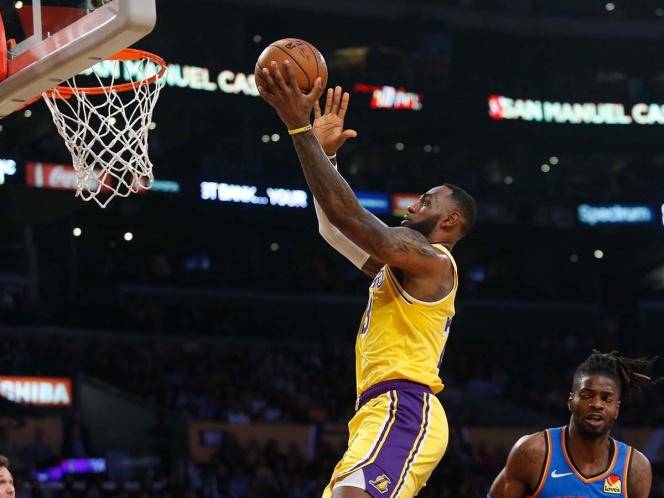 LeBron James fija récord de triple-doble
