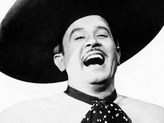 No olvidan a Pedro Infante, lo visitan en el Panteón Jardín