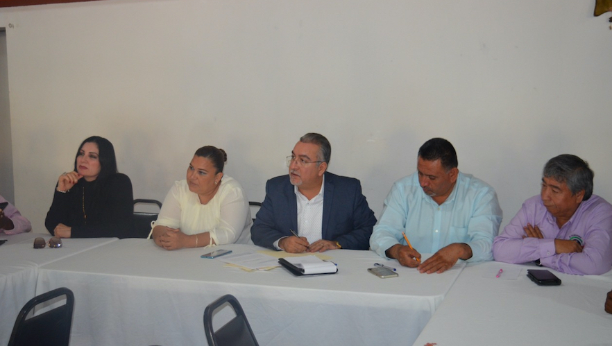 Atienden diputados del PES a habitantes de Punta Chueca