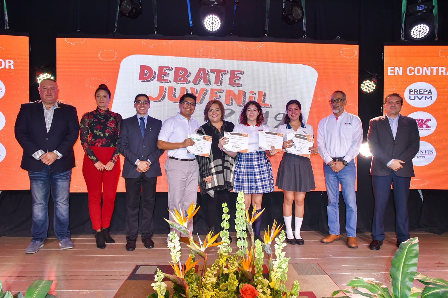 Preparatoria UNIKINO gana final de Debate Juvenil 2019