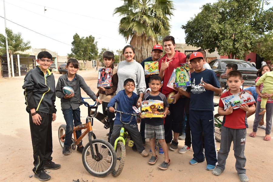 Entrega alcaldesa Celida López juguetes a niñas y niños de colonias periféricas de Hermosillo