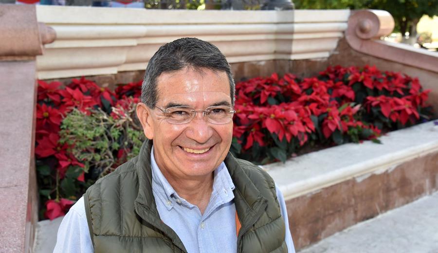Adornan Nochebuenas naturales espacios públicos de Hermosillo