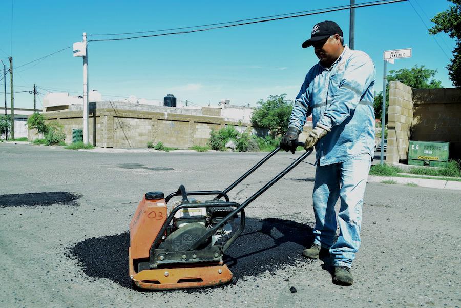 Refuerzan cuadrillas de bacheo su trabajo con carpeta caliente