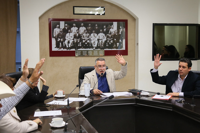 Dictamina Comisión diversos asuntos