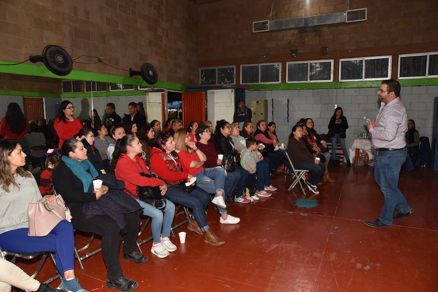 Se reúne director del deporte con padres de familia del Club Oasis