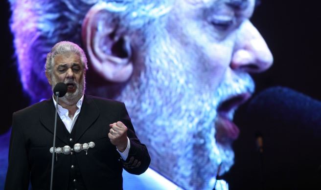 Plácido Domingo pide perdón a mujeres que lo acusan de acoso sexual