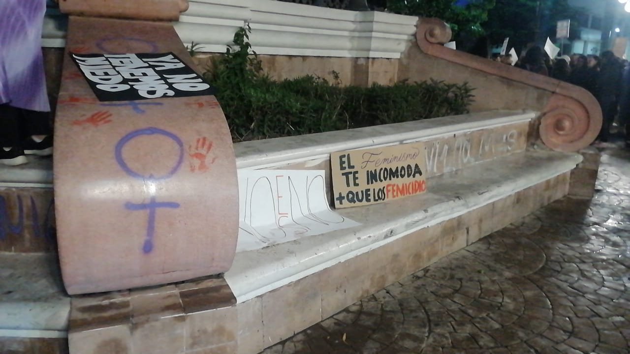 Limpia Cidue las pintas que dejó la marcha feminista