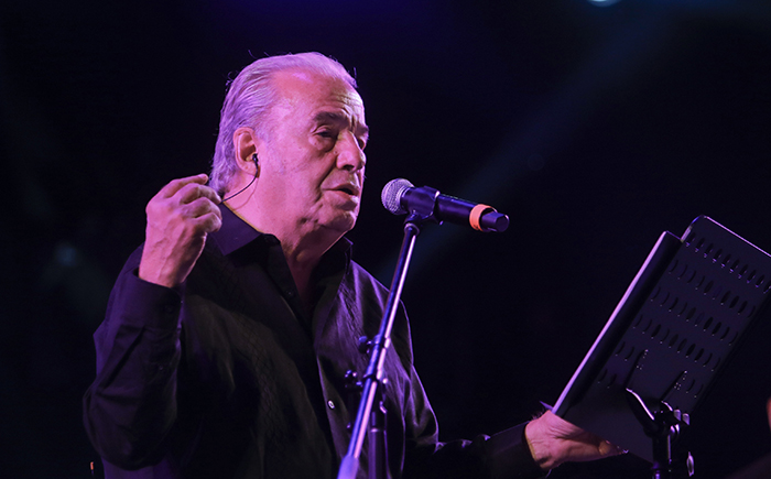 Hospitalizan a Oscar Chávez, con síntomas de coronavirus