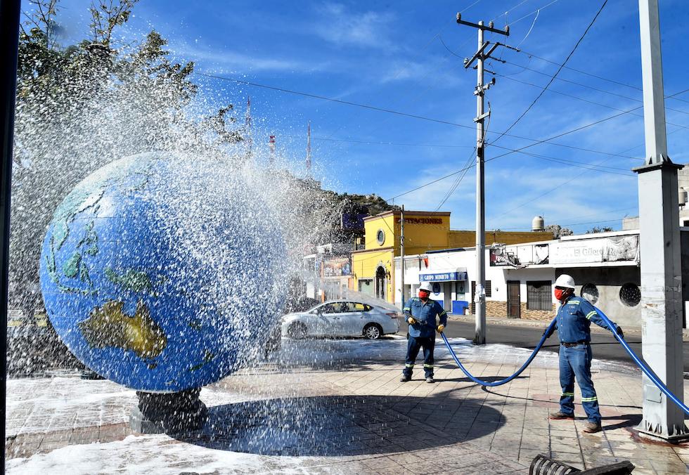 Limpian superficies de la plaza El Mundito en el centro comercial de Hermosillo