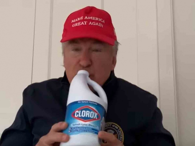 Alec Baldwin imita a Donald Trump y ‘bebe’ desinfectante
