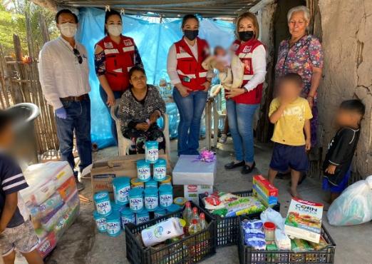 Se reúne operadora del C5i Navojoa con madre a la que asistió vía telefónica en labor de parto
