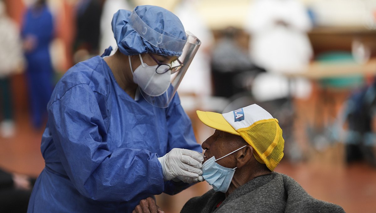 Darán seguro de vida a personal médico que atiende COVID-19