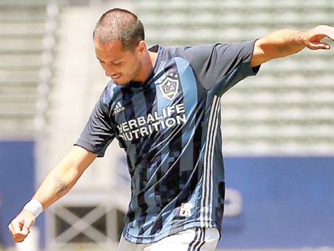 Chicharito da un susto al Galaxy de Los Ángeles