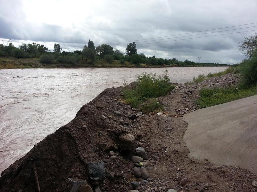 Alertan sobre cruce de arroyos crecidos