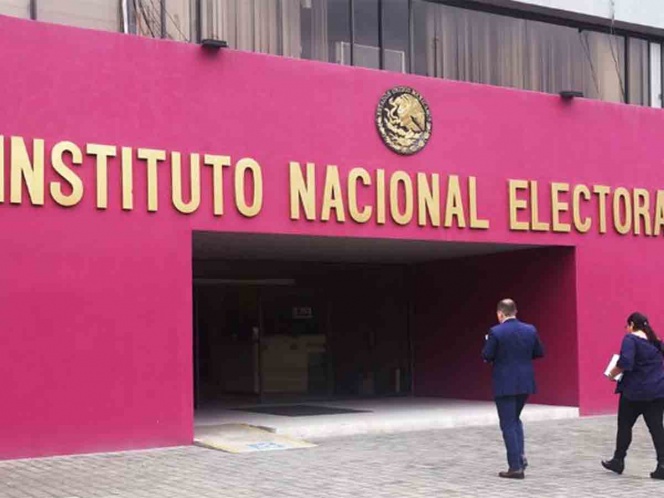Fracasan ultras contra el INE; Congreso de la Unión