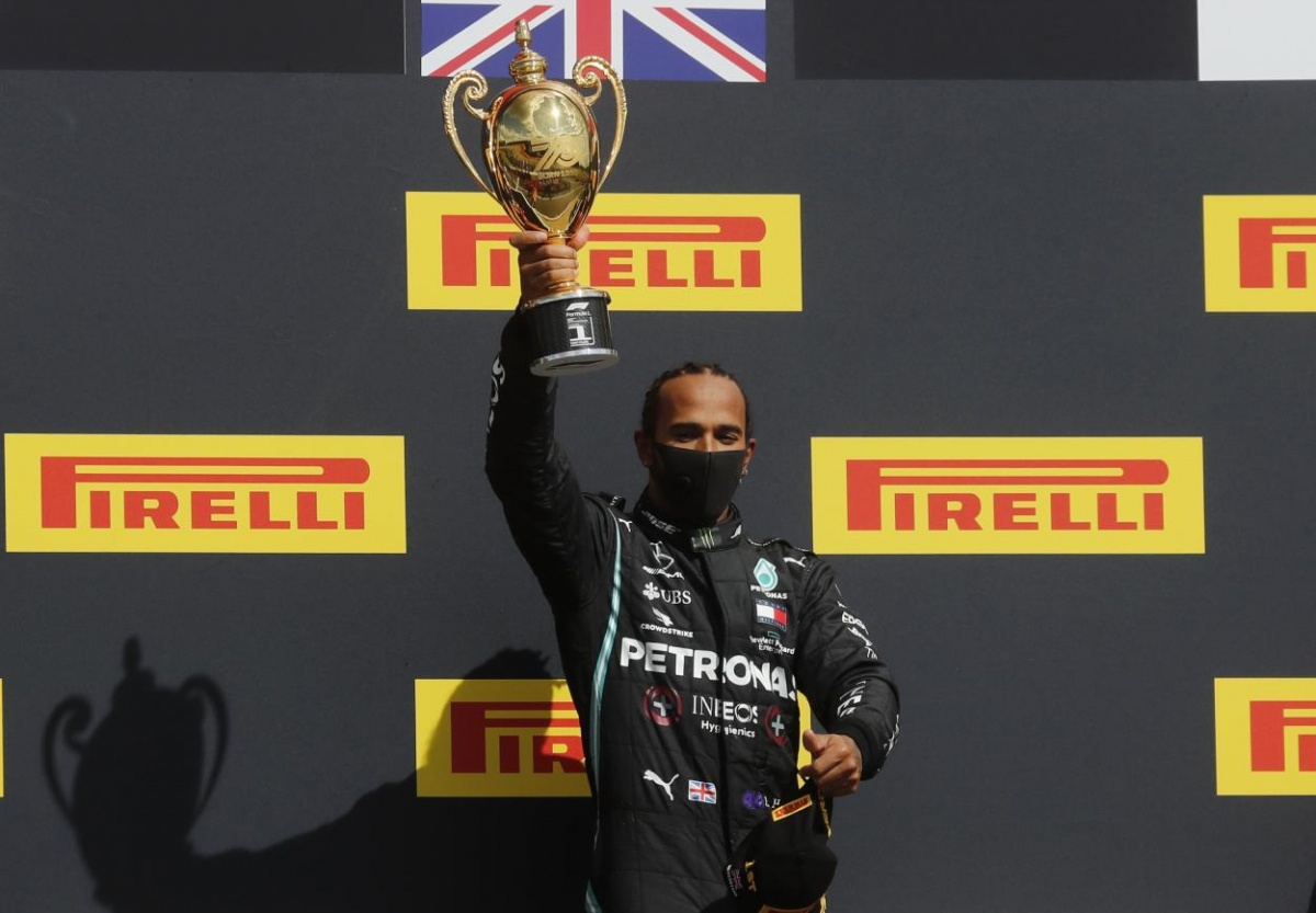 Hamilton gana en Gran Bretaña con una rueda ponchada