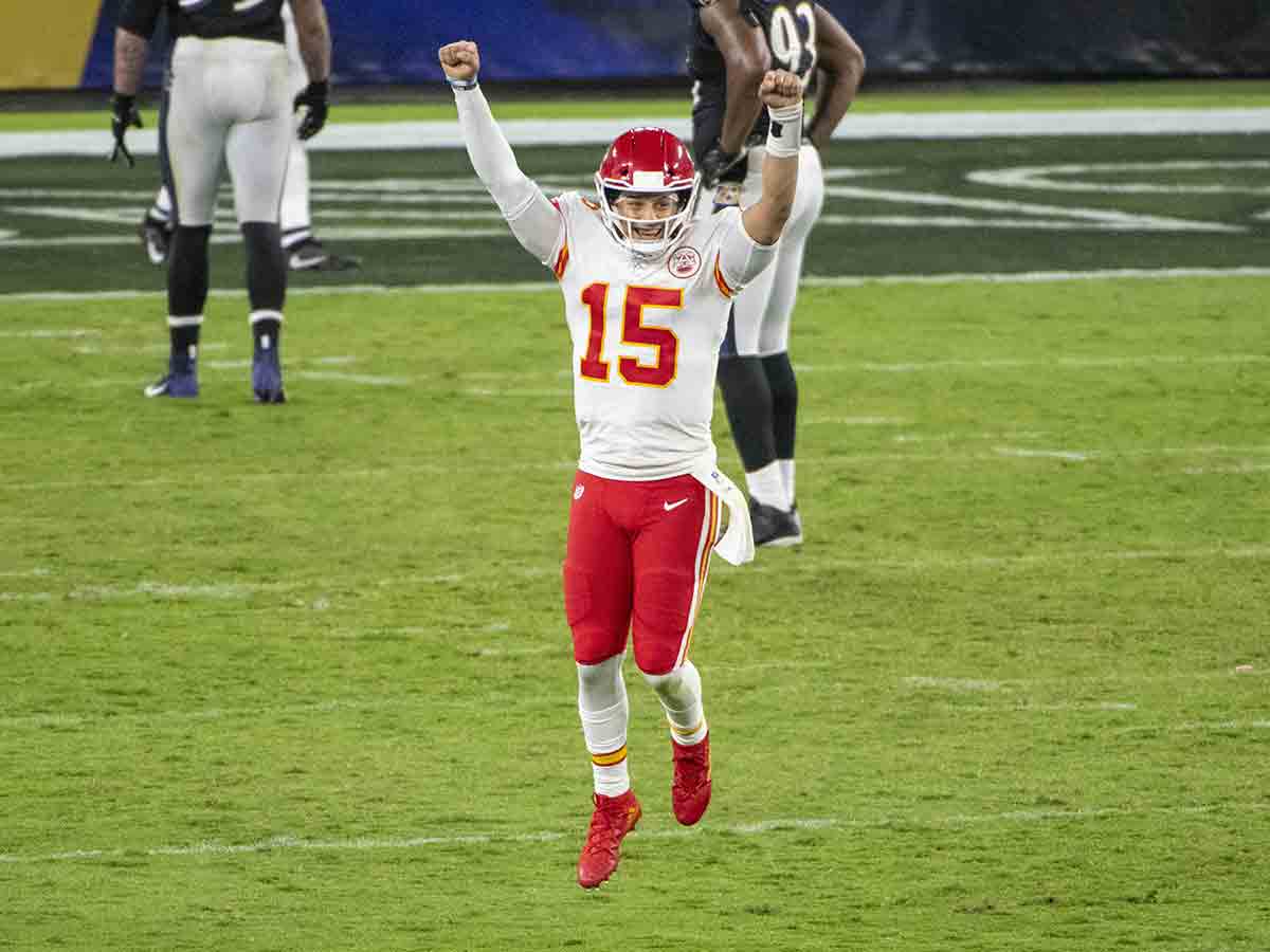 Jefes de Kansas City frenan el vuelo de los Cuervos