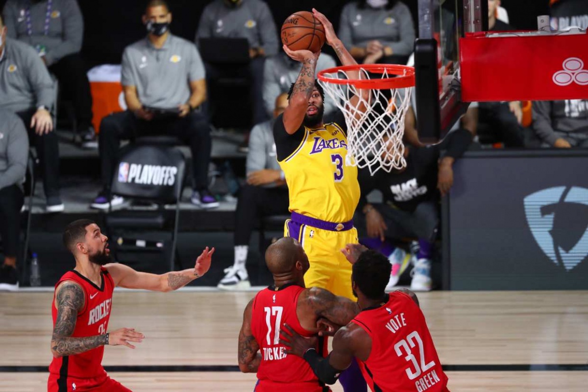 Lakers ponen a los Rockets al borde de la eliminación