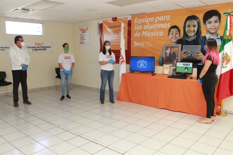 Maestros entregan teléfonos celulares y televisores a alumnos Maestros entregan teléfonos celulares y televisores a alumnos