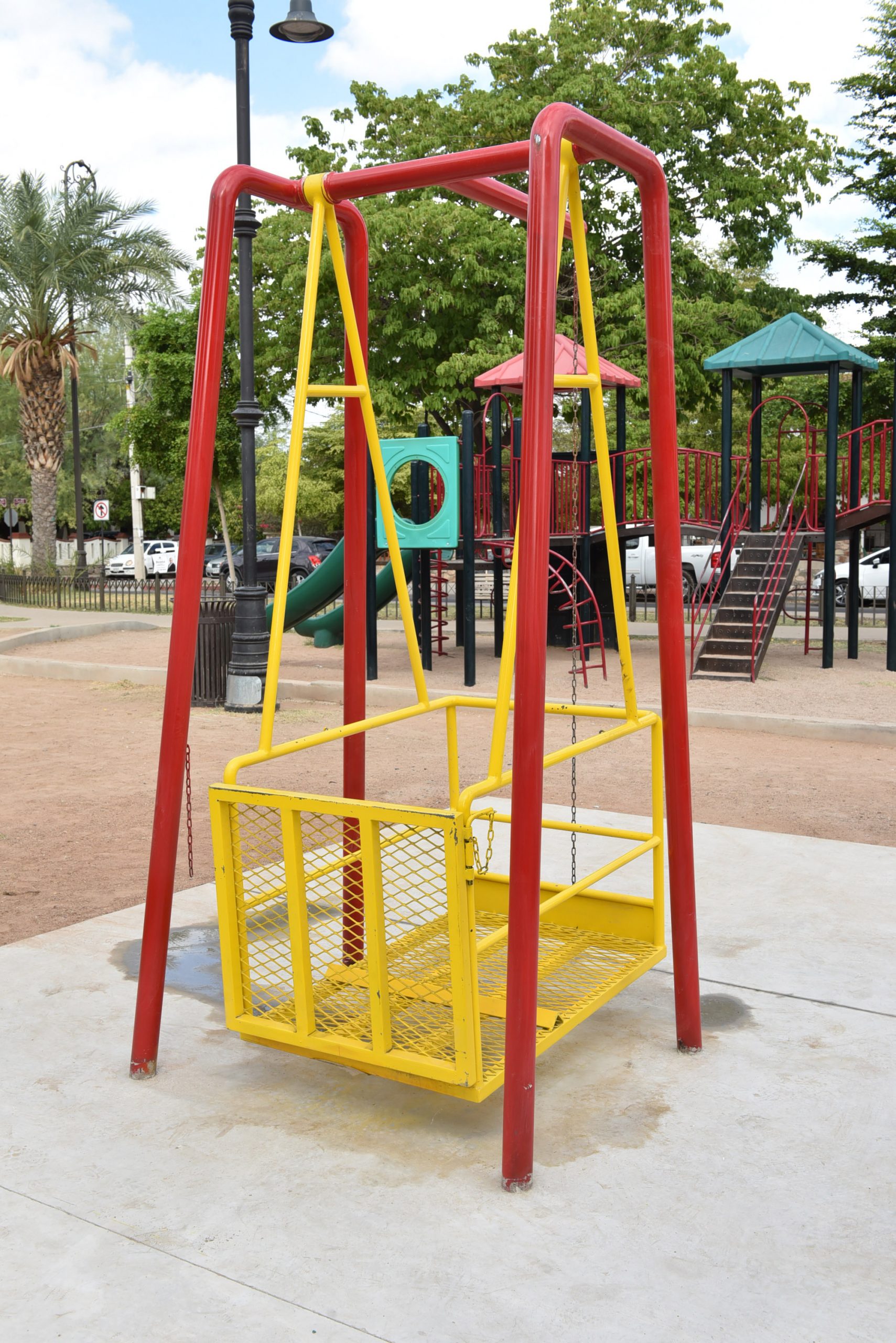 Recibe CIDUE juegos infantiles incluyentes para Parque Hidalgo donados por OXXO