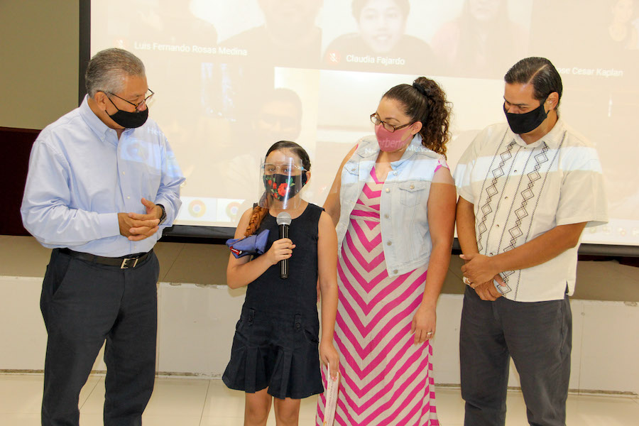 Entregan Becas de Excelencia y apoyos a hijos de trabajadores de la UES