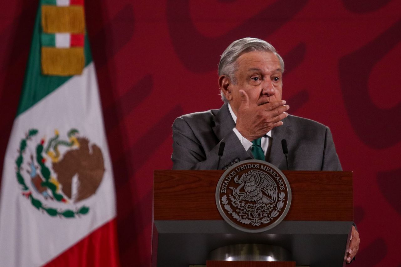 AMLO dice que solo usaría cubrebocas por respeto a la gente, porque ‘no está demostrado que sirva’