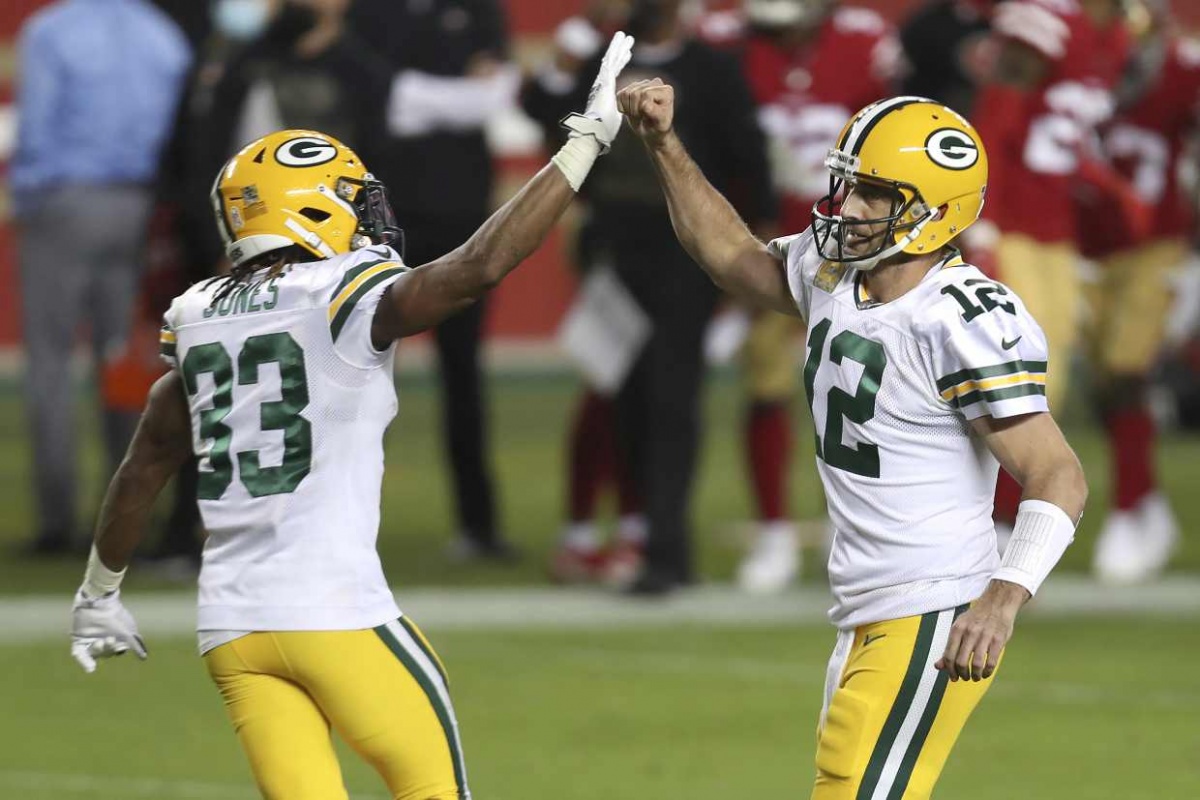 Empacadores doblegan a diezmados 49ers